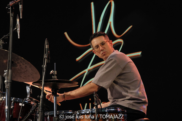 Gretchen Parlato Quartet (49 Festival de Jazz de Vitoria-Gasteiz 2026. 2026-07-15) Por José Luis Luna Rocafort [INSTANTZZ AKA Galería fotográfica AKA Fotoblog de jazz, impro… y algo más] - Tomajazz - Gretchen Parlato Quartet actuó en el 49 Festival de Jazz de Vitoria-Gasteiz 2026. José Luis Luna Rocafort lo retrata en INSTANTZZ. Actuaron Gretchen Parlato, Alan Hampton, Jacob Mann, Mark Guiliana