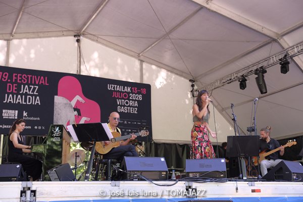 Bea Asurmendi (49 Festival de Jazz de Vitoria-Gasteiz 2026. 2026-07-11) Por José Luis Luna Rocafort [INSTANTZZ AKA Galería fotográfica AKA Fotoblog de jazz, impro… y algo más] - Tomajazz - Bea Asurmendi actuó en el 49 Festival de Jazz de Vitoria-Gasteiz 2026. José Luis Luna Rocafort lo retrata en INSTANTZZ. Participaron Bea Asurmendi, Gianluca Corona: guitarra eléctrica Giovanni Cresseri: bajo Milena Granci: piano Demi García Sabat: batería Invitada: Idoia Asurmendi