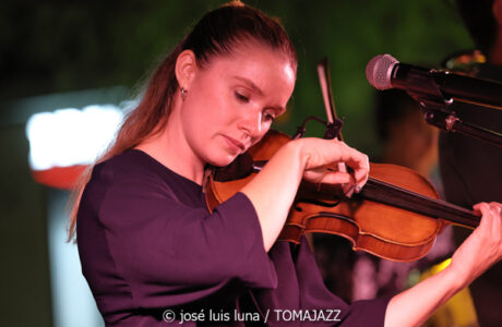 Sinead Cormican (38 Eivissa Jazz Festival. 2026-09-01) Por José Luis Luna Rocafort [INSTANTZZ AKA Galería fotográfica AKA Fotoblog de jazz, impro… y algo más] - Tomajazz - Sinead Cormican actuó en el 38 Eivissa Jazz Festival 2026. José Luis Luna Rocafort lo retrata en INSTANTZZ. Con Sinead Cormican, Tomeu Garcias, Toni Vaquer, Joan Garcias, Andreu Pitarch