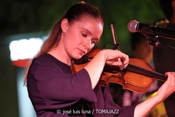 Sinead Cormican (38 Eivissa Jazz Festival. 2026-09-01) Por José Luis Luna Rocafort [INSTANTZZ AKA Galería fotográfica AKA Fotoblog de jazz, impro… y algo más] - Tomajazz - Sinead Cormican actuó en el 38 Eivissa Jazz Festival 2026. José Luis Luna Rocafort lo retrata en INSTANTZZ. Con Sinead Cormican, Tomeu Garcias, Toni Vaquer, Joan Garcias, Andreu Pitarch