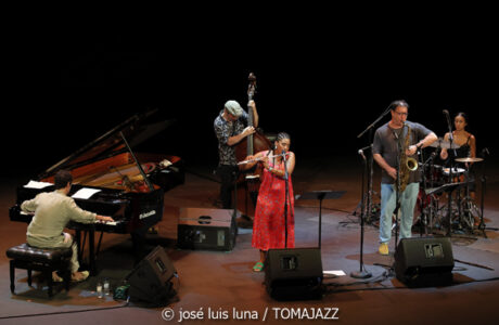 Anggie Obin (XII JazzEñe 2026. Teatro Victoria Eugenia, Donostia - San Sebastián. 2026-07-23) Por José Luis Luna Rocafort [INSTANTZZ AKA Galería fotográfica AKA Fotoblog de jazz, impro… y algo más] - Tomajazz - Anggie Obin actuo en el XII JazzEñe 2026 en el Teatro Victoria Eugenia de San Sebastián. José Luis Luna Rocafort lo retrata en INSTANTZZ. Con imágenes de Anggie Obin, Gorka Benitez, Diego Hervalejo, Masa Kamaguchi, Estefanía Chamorro
