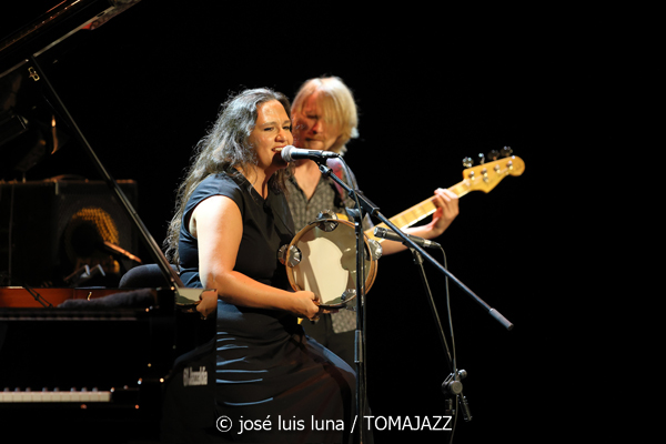 Xan Campos : Amorodios (XII JazzEñe 2026. Teatro Victoria Eugenia, Donostia - San Sebastián. 2026-07-22) Por José Luis Luna Rocafort [INSTANTZZ AKA Galería fotográfica AKA Fotoblog de jazz, impro… y algo más] - Tomajazz - Xan Campos: Amorodios actuó en el XII JazzEñe 2026 en el Teatro Victoria Eugenia, de San Sebastián el 22 de julio de 2026. José Luis Luna Rocafort lo retrata en INSTANTZZ. Actuaron Xan Campos, Faia Díaz, Feliz Barth, Iago Fernández