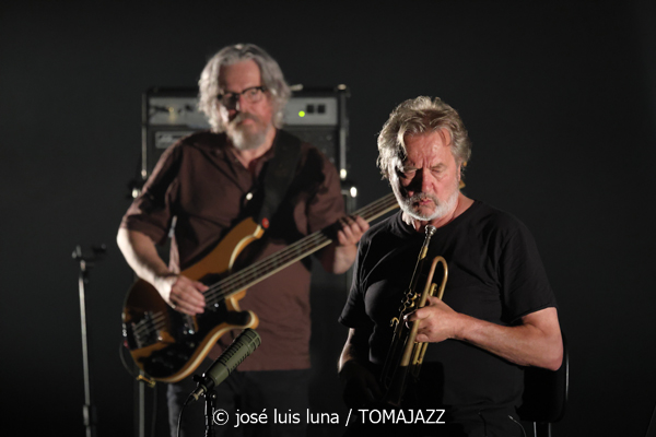 Nils Petter Molvaer: KHMER (61 Jazzaldia 2026. Donosti. 2026-07-24) Por José Luis Luna Rocafort [INSTANTZZ AKA Galería fotográfica AKA Fotoblog de jazz, impro… y algo más] - Tomajazz - Nils Petter Molvaer: KHMER actuó en el 61 Jazzaldia 2026. José Luis Luna Rocafort lo retrata en INSTANTZZ. Con Nils Petter Molvær, Eivind Aarset, Jan Bang, DJ Strangefruit, Audun Erlien, Rune Arnesen, Per Lindvall, Sven Persson, Tord Knudsen