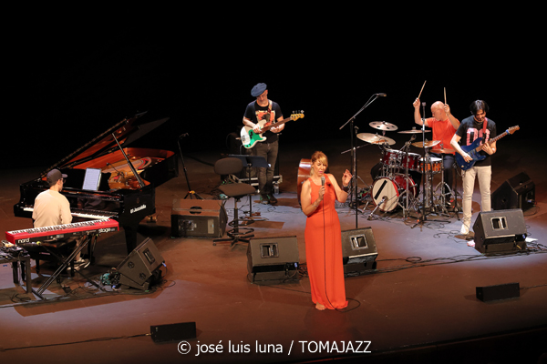 Noa Lur: Multipolar (XII JazzEñe 2026. Teatro Victoria Eugenia, Donostia - San Sebastián. 2026-07-23) Por José Luis Luna Rocafort [INSTANTZZ AKA Galería fotográfica AKA Fotoblog de jazz, impro… y algo más] - Tomajazz - Noa Lur: Multipolar actuó en el XII JazzEñe 2026 en el Teatro Victoria Eugenia de Donosti. José Luis Luna Rocafort lo retrata en INSTANTZZ. Con Noa Lur, Tony Pereyra, David Sancho, Ander García, David Fernández