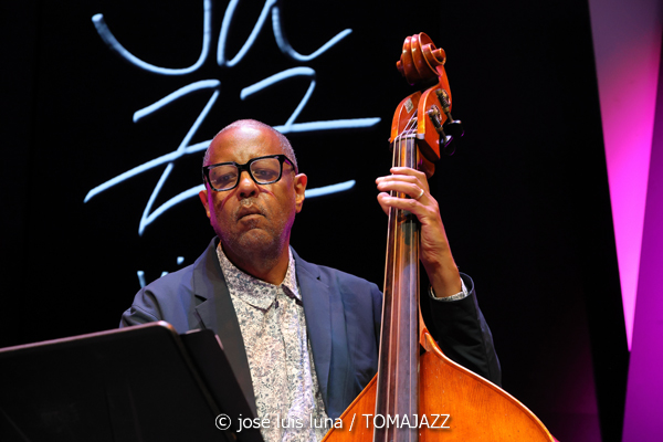 Kris Davis Trio (49 Festival de Jazz de Vitoria-Gasteiz 2026. 2026-07-16) Por José Luis Luna Rocafort [INSTANTZZ AKA Galería fotográfica AKA Fotoblog de jazz, impro… y algo más] - Tomajazz - Kris Davis Trio actuó en el 49 Festival de Jazz de Vitoria-Gasteiz 2026. José Luis Luna Rocafort lo retrata en [INSTANTZZ. Con Kris Davis, Robert Hurst, Johnathan Blake
