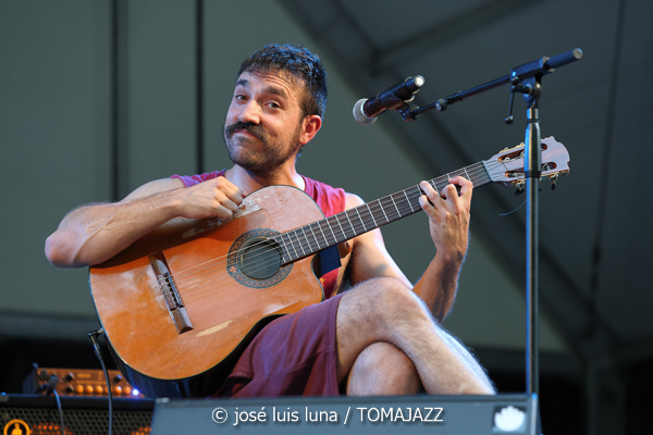 Gilipojazz (49 Festival de Jazz de Vitoria-Gasteiz 2026. 2026-07-11) Por José Luis Luna Rocafort [INSTANTZZ AKA Galería fotográfica AKA Fotoblog de jazz, impro… y algo más] - Tomajazz - Gilipojazz actuó en el 49 Festival de Jazz de Vitoria-Gasteiz 2026. José Luis Luna Rocafort lo retrata en INSTANTZZ. Con Iker García, Ángel Cáceres, Pablo Levin