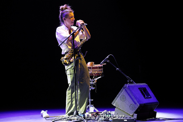 Pleito (XII JazzEñe 2026. Teatro Victoria Eugenia, Donostia - San Sebastián. 2026-07-24) Por José Luis Luna Rocafort [INSTANTZZ AKA Galería fotográfica AKA Fotoblog de jazz, impro… y algo más] - Tomajazz - Pleito actuó en el XII JazzEñe 2026 en el Teatro Victoria Eugenia de San Sebastián. José Luis Luna Rocafort lo retrata en INSTANTZZ. Pleito es el proyecto de Alba Gil Aceytuno