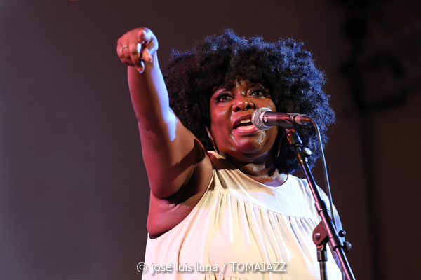 Michelle David & The Tru-tones (49 Festival de Jazz de Vitoria-Gasteiz 2026. 2026-07-11) Por José Luis Luna Rocafort [INSTANTZZ AKA Galería fotográfica AKA Fotoblog de jazz, impro… y algo más] - Tomajazz - Michelle David & The Tru-tones actuaron en el 49 Festival de Jazz de Vitoria-Gasteiz 2026. José Luis Luna Rocafort lo retrata en INSTANTZZ.
