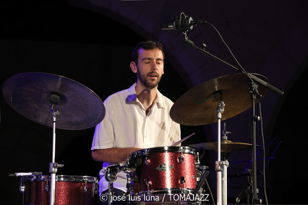 Maria Antònia Gili Quartet (Jazz Palma Festival 2026. Castell de Bellver, Palma de Mallorca. 2026-08-27) Por Miquel Àngel Seguí y José Luis Luna Rocafort [Concierto de jazz] - Tomajazz - Maria Antònia Gili Quartet actuó en Jazz Palma Festival 2026 en el Castell de Bellver, el 27 de agosto de 2026. Miquel Àngel Seguí y José Luis Luna Rocafort repasan el concierto. Intervinieron Maria Antònia Gili, Goran Levi, Miquel Bennàssar, Josep Servera 