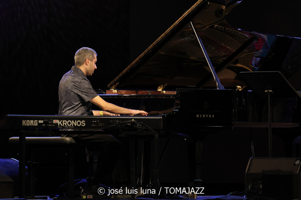 Gretchen Parlato Quartet (49 Festival de Jazz de Vitoria-Gasteiz 2026. 2026-07-15) Por José Luis Luna Rocafort [INSTANTZZ AKA Galería fotográfica AKA Fotoblog de jazz, impro… y algo más] - Tomajazz - Gretchen Parlato Quartet actuó en el 49 Festival de Jazz de Vitoria-Gasteiz 2026. José Luis Luna Rocafort lo retrata en INSTANTZZ. Actuaron Gretchen Parlato, Alan Hampton, Jacob Mann, Mark Guiliana