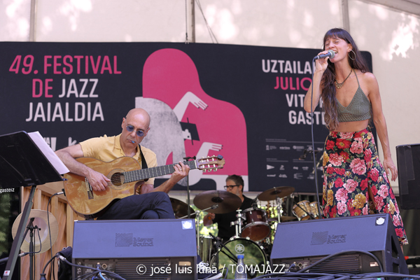 Bea Asurmendi (49 Festival de Jazz de Vitoria-Gasteiz 2026. 2026-07-11) Por José Luis Luna Rocafort [INSTANTZZ AKA Galería fotográfica AKA Fotoblog de jazz, impro… y algo más] - Tomajazz - Bea Asurmendi actuó en el 49 Festival de Jazz de Vitoria-Gasteiz 2026. José Luis Luna Rocafort lo retrata en INSTANTZZ. Participaron Bea Asurmendi, Gianluca Corona, Giovanni Cresseri, Milena Granci, Demi García Sabat, Idoia Asurmendi