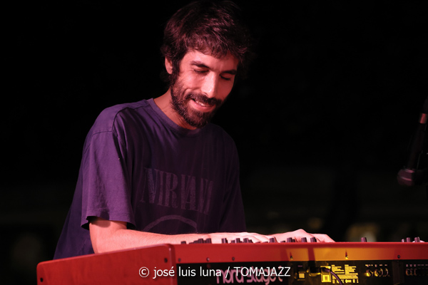 Sinead Cormican (38 Eivissa Jazz Festival. 2026-09-01) Por José Luis Luna Rocafort [INSTANTZZ AKA Galería fotográfica AKA Fotoblog de jazz, impro… y algo más] - Tomajazz - Sinead Cormican actuó en el 38 Eivissa Jazz Festival 2026. José Luis Luna Rocafort lo retrata en INSTANTZZ. Con Sinead Cormican, Tomeu Garcias, Toni Vaquer, Joan Garcias, Andreu Pitarch