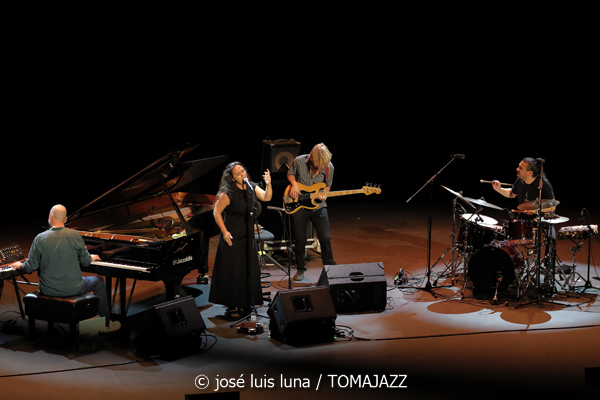 Xan Campos : Amorodios (XII JazzEñe 2026. Teatro Victoria Eugenia, Donostia - San Sebastián. 2026-07-22) Por José Luis Luna Rocafort [INSTANTZZ AKA Galería fotográfica AKA Fotoblog de jazz, impro… y algo más] - Tomajazz - Xan Campos: Amorodios actuó en el XII JazzEñe 2026 en el Teatro Victoria Eugenia, de San Sebastián el 22 de julio de 2026. José Luis Luna Rocafort lo retrata en INSTANTZZ. Actuaron Xan Campos, Faia Díaz, Feliz Barth, Iago Fernández