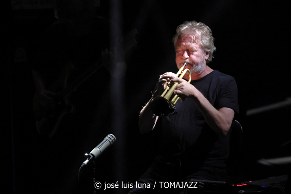 Nils Petter Molvaer: KHMER (61 Jazzaldia 2026. Donosti. 2026-07-24) Por José Luis Luna Rocafort [INSTANTZZ AKA Galería fotográfica AKA Fotoblog de jazz, impro… y algo más] - Tomajazz - Nils Petter Molvaer: KHMER actuó en el 61 Jazzaldia 2026. José Luis Luna Rocafort lo retrata en INSTANTZZ. Con Nils Petter Molvær, Eivind Aarset, Jan Bang, DJ Strangefruit, Audun Erlien, Rune Arnesen, Per Lindvall, Sven Persson, Tord Knudsen