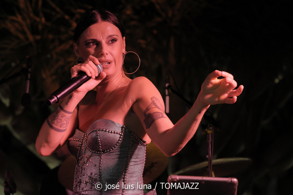 Jive At Nine & Swingin' Tonic (38 Eivissa Jazz Festival. 2026-09-01) Por José Luis Luna Rocafort [INSTANTZZ AKA Galería fotográfica AKA Fotoblog de jazz, impro… y algo más] - Tomajazz - Jive At Nine & Swingin' Tonic actuaron en el 38 Eivissa Jazz Festival. José Luis Luna Rocafort lo retrata en INSTANTZZ. Con Santiago Ramírez, Nauel Aschel, Vicent Tur, Víctor Ávila, Gustavo Gamaza, Jorge Ortíz, Iván Pacheco, Salvatore Licitra, Andreas Fernández, Sinead Cormican, Claudia Otelli