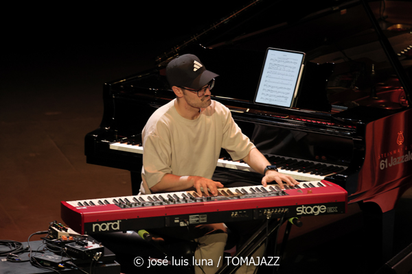 Noa Lur: Multipolar (XII JazzEñe 2026. Teatro Victoria Eugenia, Donostia - San Sebastián. 2026-07-23) Por José Luis Luna Rocafort [INSTANTZZ AKA Galería fotográfica AKA Fotoblog de jazz, impro… y algo más] - Tomajazz - Noa Lur: Multipolar actuó en el XII JazzEñe 2026 en el Teatro Victoria Eugenia de Donosti. José Luis Luna Rocafort lo retrata en INSTANTZZ. Con Noa Lur, Tony Pereyra, David Sancho, Ander García, David Fernández