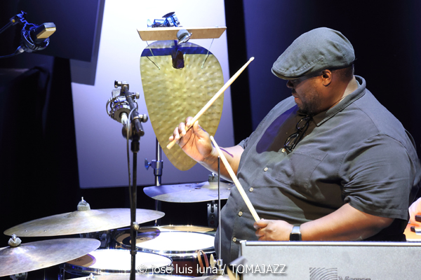 Kris Davis Trio (49 Festival de Jazz de Vitoria-Gasteiz 2026. 2026-07-16) Por José Luis Luna Rocafort [INSTANTZZ AKA Galería fotográfica AKA Fotoblog de jazz, impro… y algo más] - Tomajazz - Kris Davis Trio actuó en el 49 Festival de Jazz de Vitoria-Gasteiz 2026. José Luis Luna Rocafort lo retrata en [INSTANTZZ. Con Kris Davis, Robert Hurst, Johnathan Blake
