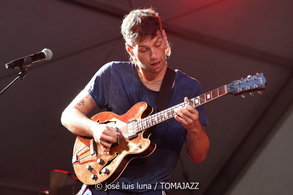 Gilipojazz (49 Festival de Jazz de Vitoria-Gasteiz 2026. 2026-07-11) Por José Luis Luna Rocafort [INSTANTZZ AKA Galería fotográfica AKA Fotoblog de jazz, impro… y algo más] - Tomajazz - Gilipojazz actuó en el 49 Festival de Jazz de Vitoria-Gasteiz 2026. José Luis Luna Rocafort lo retrata en INSTANTZZ. Con Iker García, Ángel Cáceres, Pablo Levin
