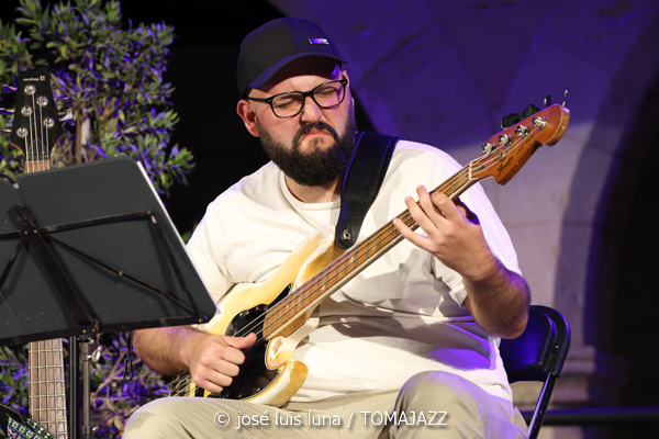 Maria Antònia Gili Quartet (Jazz Palma Festival 2026. Castell de Bellver, Palma de Mallorca. 2026-08-27) Por Miquel Àngel Seguí y José Luis Luna Rocafort [Concierto de jazz] - Tomajazz - Maria Antònia Gili Quartet actuó en Jazz Palma Festival 2026 en el Castell de Bellver, el 27 de agosto de 2026. Miquel Àngel Seguí y José Luis Luna Rocafort repasan el concierto. Intervinieron Maria Antònia Gili, Goran Levi, Miquel Bennàssar, Josep Servera 