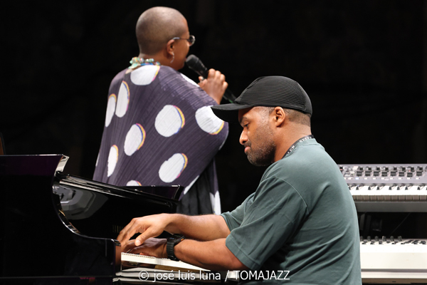 Cécile McLorin Salvant (61 Jazzaldia 2026. Donosti. 2026-07-24) Por José Luis Luna Rocafort [INSTANTZZ AKA Galería fotográfica AKA Fotoblog de jazz, impro… y algo más] - Tomajazz - Cécile McLorin Salvant actuó en el 61 Jazzaldia 2026. José Luis Luna Rocafort lo retrata en INSTANTZZ. Con Cécile McLorin Salvant, Sullivan Fortner, Yasushi Nakamura, Kyle Poole