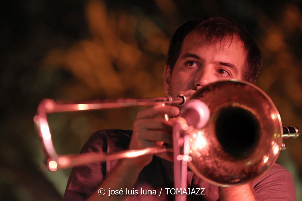 Sinead Cormican (38 Eivissa Jazz Festival. 2026-09-01) Por José Luis Luna Rocafort [INSTANTZZ AKA Galería fotográfica AKA Fotoblog de jazz, impro… y algo más] - Tomajazz - Sinead Cormican actuó en el 38 Eivissa Jazz Festival 2026. José Luis Luna Rocafort lo retrata en INSTANTZZ. Con Sinead Cormican, Tomeu Garcias, Toni Vaquer, Joan Garcias, Andreu Pitarch