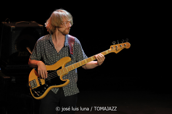 Xan Campos : Amorodios (XII JazzEñe 2026. Teatro Victoria Eugenia, Donostia - San Sebastián. 2026-07-22) Por José Luis Luna Rocafort [INSTANTZZ AKA Galería fotográfica AKA Fotoblog de jazz, impro… y algo más] - Tomajazz - Xan Campos: Amorodios actuó en el XII JazzEñe 2026 en el Teatro Victoria Eugenia, de San Sebastián el 22 de julio de 2026. José Luis Luna Rocafort lo retrata en INSTANTZZ. Actuaron Xan Campos, Faia Díaz, Feliz Barth, Iago Fernández
