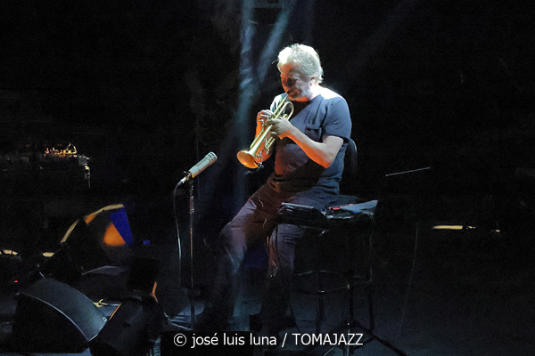 Nils Petter Molvaer: KHMER (61 Jazzaldia 2026. Donosti. 2026-07-24) Por José Luis Luna Rocafort [INSTANTZZ AKA Galería fotográfica AKA Fotoblog de jazz, impro… y algo más] - Tomajazz - Nils Petter Molvaer: KHMER actuó en el 61 Jazzaldia 2026. José Luis Luna Rocafort lo retrata en INSTANTZZ. Con Nils Petter Molvær, Eivind Aarset, Jan Bang, DJ Strangefruit, Audun Erlien, Rune Arnesen, Per Lindvall, Sven Persson, Tord Knudsen