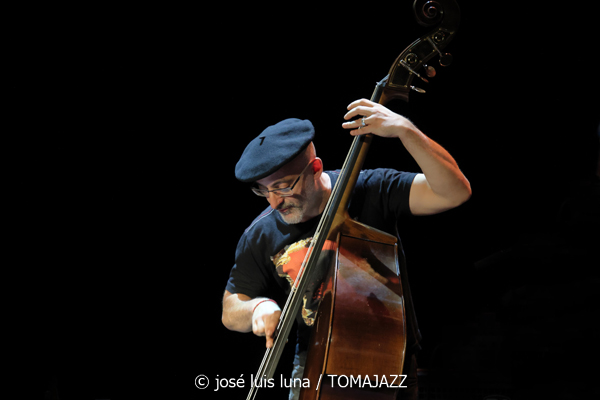 Noa Lur: Multipolar (XII JazzEñe 2026. Teatro Victoria Eugenia, Donostia - San Sebastián. 2026-07-23) Por José Luis Luna Rocafort [INSTANTZZ AKA Galería fotográfica AKA Fotoblog de jazz, impro… y algo más] - Tomajazz - Noa Lur: Multipolar actuó en el XII JazzEñe 2026 en el Teatro Victoria Eugenia de Donosti. José Luis Luna Rocafort lo retrata en INSTANTZZ. Con Noa Lur, Tony Pereyra, David Sancho, Ander García, David Fernández