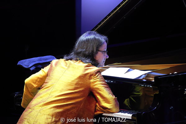 Kris Davis Trio (49 Festival de Jazz de Vitoria-Gasteiz 2026. 2026-07-16) Por José Luis Luna Rocafort [INSTANTZZ AKA Galería fotográfica AKA Fotoblog de jazz, impro… y algo más] - Tomajazz - Kris Davis Trio actuó en el 49 Festival de Jazz de Vitoria-Gasteiz 2026. José Luis Luna Rocafort lo retrata en [INSTANTZZ. Con Kris Davis, Robert Hurst, Johnathan Blake