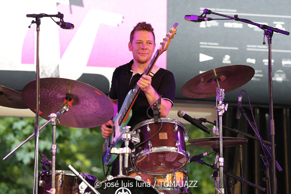 Gilipojazz (49 Festival de Jazz de Vitoria-Gasteiz 2026. 2026-07-11) Por José Luis Luna Rocafort [INSTANTZZ AKA Galería fotográfica AKA Fotoblog de jazz, impro… y algo más] - Tomajazz - Gilipojazz actuó en el 49 Festival de Jazz de Vitoria-Gasteiz 2026. José Luis Luna Rocafort lo retrata en INSTANTZZ. Con Iker García, Ángel Cáceres, Pablo Levin