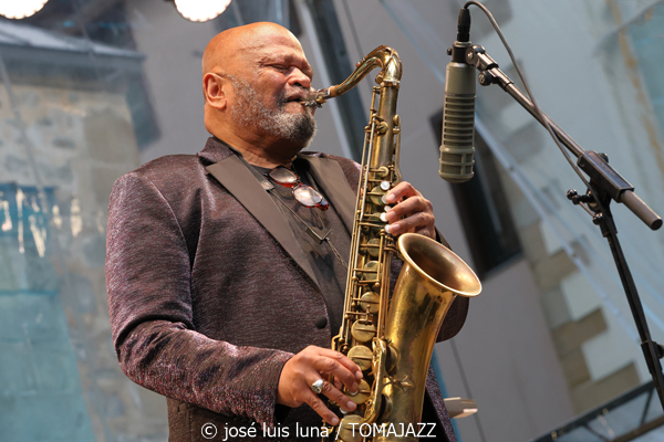 Azar Lawrence Quartet: John Coltrane, The Impulse Era! (61 Jazzaldia 2026. Donosti. 2026-07-24) Por José Luis Luna Rocafort [INSTANTZZ AKA Galería fotográfica AKA Fotoblog de jazz, impro… y algo más] - Tomajazz - Azar Lawrence Quartet: John Coltrane, The Impulse Era! actuó en el 61 Jazzaldia 2026. José Luis Luna Rocafort lo retrata en INSTANTZZ. Con Azar Lawrence, Benito González, Essiet Essiet, Brandon Lee