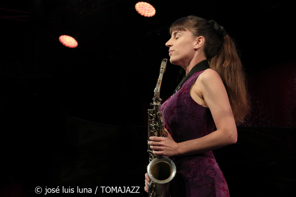Irene Reig Quartet (49 Festival de Jazz de Vitoria-Gasteiz 2026. 2026-07-16) Por José Luis Luna Rocafort [INSTANTZZ AKA Galería fotográfica AKA Fotoblog de jazz, impro… y algo más] - Tomajazz - Irene Reig Quartet actuó en el 49 Festival de Jazz de Vitoria-Gasteiz 2026. José Luis Luna Rocafort INSTANTZZ retrata el concierto. Con Irene Reig, Xavi Torres, Pau Sala, Andreu Pitarch