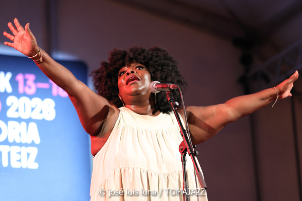 Michelle David & The Tru-tones (49 Festival de Jazz de Vitoria-Gasteiz 2026. 2026-07-11) Por José Luis Luna Rocafort [INSTANTZZ AKA Galería fotográfica AKA Fotoblog de jazz, impro… y algo más] - Tomajazz - Michelle David & The Tru-tones actuaron en el 49 Festival de Jazz de Vitoria-Gasteiz 2026. José Luis Luna Rocafort lo retrata en INSTANTZZ.