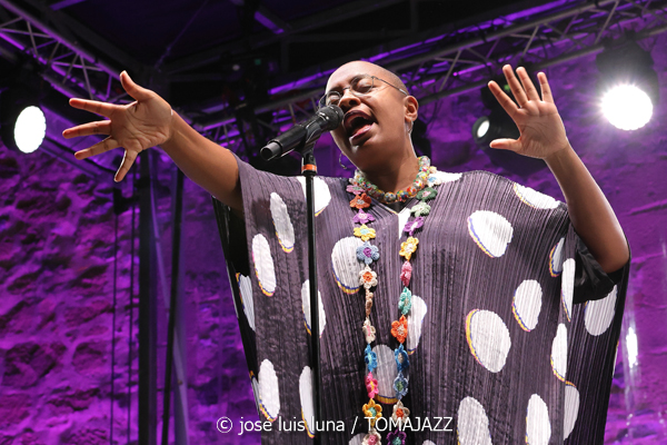 Cécile McLorin Salvant (61 Jazzaldia 2026. Donosti. 2026-07-24) Por José Luis Luna Rocafort [INSTANTZZ AKA Galería fotográfica AKA Fotoblog de jazz, impro… y algo más] - Tomajazz - Cécile McLorin Salvant actuó en el 61 Jazzaldia 2026. José Luis Luna Rocafort lo retrata en INSTANTZZ. Con Cécile McLorin Salvant, Sullivan Fortner, Yasushi Nakamura, Kyle Poole