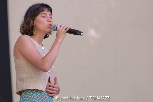 Bea Asurmendi (49 Festival de Jazz de Vitoria-Gasteiz 2026. 2026-07-11) Por José Luis Luna Rocafort [INSTANTZZ AKA Galería fotográfica AKA Fotoblog de jazz, impro… y algo más] - Tomajazz - Bea Asurmendi actuó en el 49 Festival de Jazz de Vitoria-Gasteiz 2026. José Luis Luna Rocafort lo retrata en INSTANTZZ. Participaron Bea Asurmendi, Gianluca Corona, Giovanni Cresseri, Milena Granci, Demi García Sabat, Idoia Asurmendi