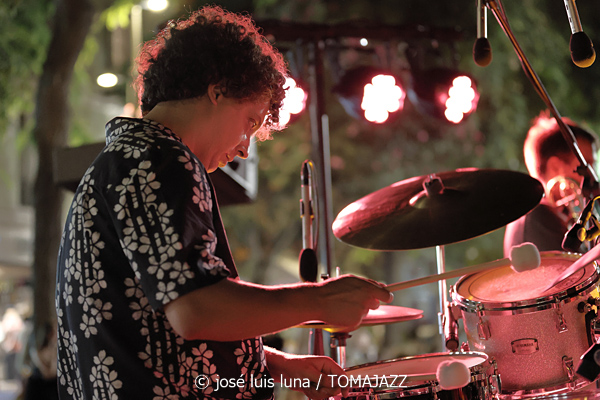 Sinead Cormican (38 Eivissa Jazz Festival. 2026-09-01) Por José Luis Luna Rocafort [INSTANTZZ AKA Galería fotográfica AKA Fotoblog de jazz, impro… y algo más] - Tomajazz - Sinead Cormican actuó en el 38 Eivissa Jazz Festival 2026. José Luis Luna Rocafort lo retrata en INSTANTZZ. Con Sinead Cormican, Tomeu Garcias, Toni Vaquer, Joan Garcias, Andreu Pitarch