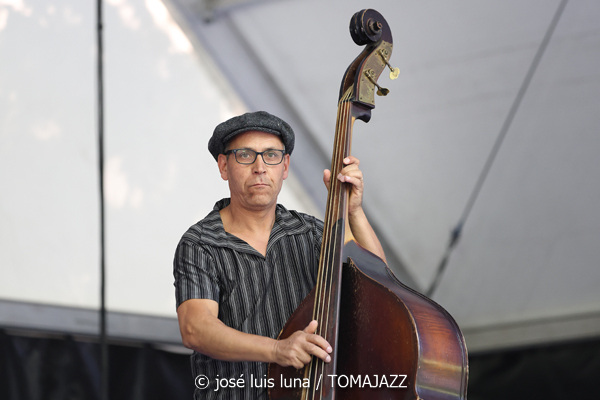 Paul San Martín meets Broken Horns (49 Festival de Jazz de Vitoria-Gasteiz 2026. 2026-07-11) Por José Luis Luna Rocafort [INSTANTZZ AKA Galería fotográfica AKA Fotoblog de jazz, impro… y algo más] - Tomajazz - Paul San Martín meets Broken Horns actuó en el 49 Festival de Jazz de Vitoria-Gasteiz 2026. José Luis Luna Rocafort lo retrata en INSTANTZZ. Con Paul San Martín, Abdell Bbop, Romain Gratalon, Jon Celestino, Pablo Maza, Javier Jaukikoa