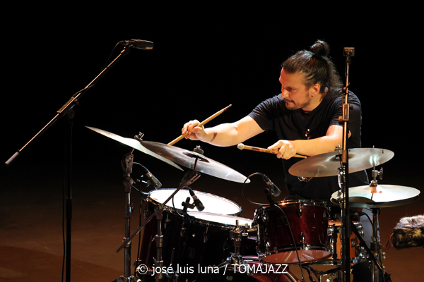 Xan Campos : Amorodios (XII JazzEñe 2026. Teatro Victoria Eugenia, Donostia - San Sebastián. 2026-07-22) Por José Luis Luna Rocafort [INSTANTZZ AKA Galería fotográfica AKA Fotoblog de jazz, impro… y algo más] - Tomajazz - Xan Campos: Amorodios actuó en el XII JazzEñe 2026 en el Teatro Victoria Eugenia, de San Sebastián el 22 de julio de 2026. José Luis Luna Rocafort lo retrata en INSTANTZZ. Actuaron Xan Campos, Faia Díaz, Feliz Barth, Iago Fernández