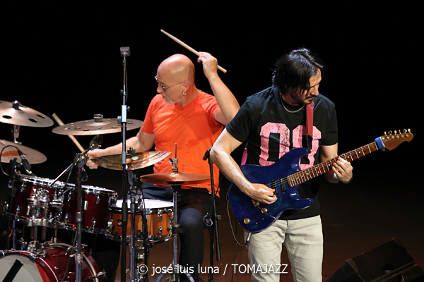 Noa Lur: Multipolar (XII JazzEñe 2026. Teatro Victoria Eugenia, Donostia - San Sebastián. 2026-07-23) Por José Luis Luna Rocafort [INSTANTZZ AKA Galería fotográfica AKA Fotoblog de jazz, impro… y algo más] - Tomajazz - Noa Lur: Multipolar actuó en el XII JazzEñe 2026 en el Teatro Victoria Eugenia de Donosti. José Luis Luna Rocafort lo retrata en INSTANTZZ. Con Noa Lur, Tony Pereyra, David Sancho, Ander García, David Fernández
