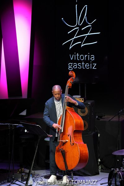 Kris Davis Trio (49 Festival de Jazz de Vitoria-Gasteiz 2026. 2026-07-16) Por José Luis Luna Rocafort [INSTANTZZ AKA Galería fotográfica AKA Fotoblog de jazz, impro… y algo más] - Tomajazz - Kris Davis Trio actuó en el 49 Festival de Jazz de Vitoria-Gasteiz 2026. José Luis Luna Rocafort lo retrata en [INSTANTZZ. Con Kris Davis, Robert Hurst, Johnathan Blake