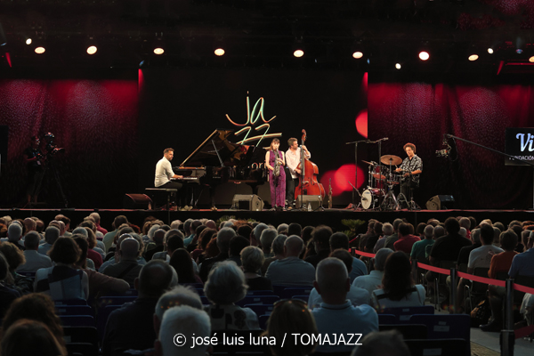 Irene Reig Quartet (49 Festival de Jazz de Vitoria-Gasteiz 2026. 2026-07-16) Por José Luis Luna Rocafort [INSTANTZZ AKA Galería fotográfica AKA Fotoblog de jazz, impro… y algo más] - Tomajazz - Irene Reig Quartet actuó en el 49 Festival de Jazz de Vitoria-Gasteiz 2026. José Luis Luna Rocafort INSTANTZZ retrata el concierto. Con Irene Reig, Xavi Torres, Pau Sala, Andreu Pitarch