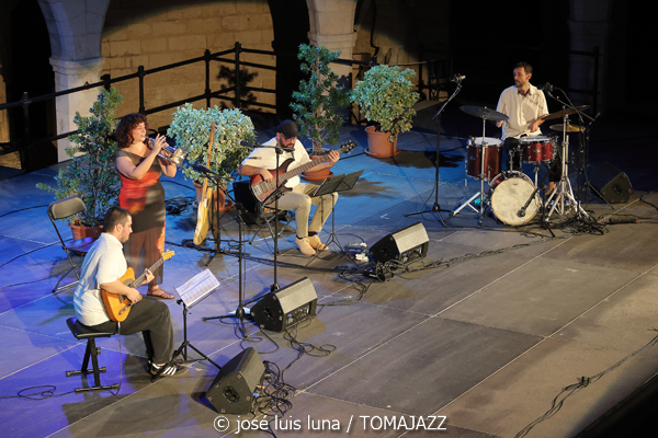 Maria Antònia Gili Quartet (Jazz Palma Festival 2026. Castell de Bellver, Palma de Mallorca. 2026-08-27) Por Miquel Àngel Seguí y José Luis Luna Rocafort [Concierto de jazz] - Tomajazz - Maria Antònia Gili Quartet actuó en Jazz Palma Festival 2026 en el Castell de Bellver, el 27 de agosto de 2026. Miquel Àngel Seguí y José Luis Luna Rocafort repasan el concierto. Intervinieron Maria Antònia Gili, Goran Levi, Miquel Bennàssar, Josep Servera 