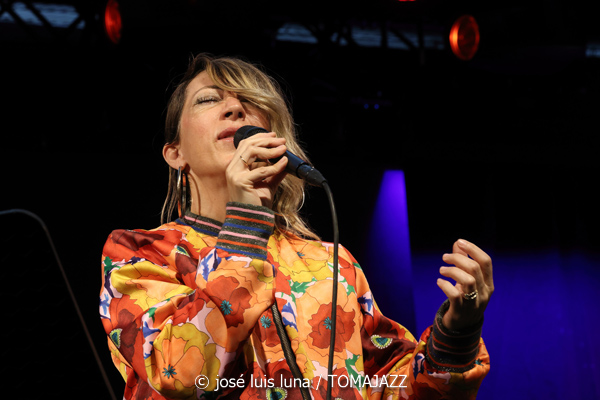 Gretchen Parlato Quartet (49 Festival de Jazz de Vitoria-Gasteiz 2026. 2026-07-15) Por José Luis Luna Rocafort [INSTANTZZ AKA Galería fotográfica AKA Fotoblog de jazz, impro… y algo más] - Tomajazz - Gretchen Parlato Quartet actuó en el 49 Festival de Jazz de Vitoria-Gasteiz 2026. José Luis Luna Rocafort lo retrata en INSTANTZZ. Actuaron Gretchen Parlato, Alan Hampton, Jacob Mann, Mark Guiliana