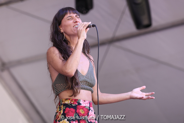 Bea Asurmendi (49 Festival de Jazz de Vitoria-Gasteiz 2026. 2026-07-11) Por José Luis Luna Rocafort [INSTANTZZ AKA Galería fotográfica AKA Fotoblog de jazz, impro… y algo más] - Tomajazz - Bea Asurmendi actuó en el 49 Festival de Jazz de Vitoria-Gasteiz 2026. José Luis Luna Rocafort lo retrata en INSTANTZZ. Participaron Bea Asurmendi, Gianluca Corona, Giovanni Cresseri, Milena Granci, Demi García Sabat, Idoia Asurmendi