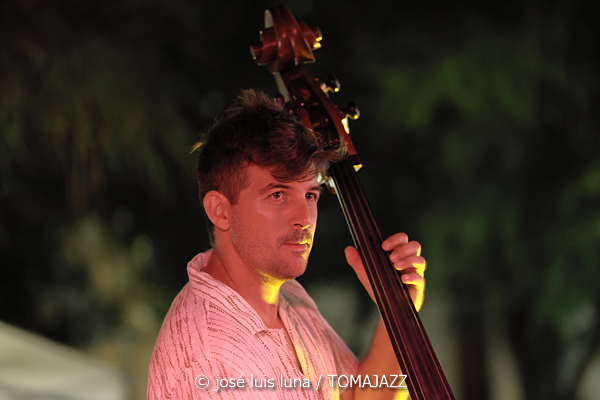 Sinead Cormican (38 Eivissa Jazz Festival. 2026-09-01) Por José Luis Luna Rocafort [INSTANTZZ AKA Galería fotográfica AKA Fotoblog de jazz, impro… y algo más] - Tomajazz - Sinead Cormican actuó en el 38 Eivissa Jazz Festival 2026. José Luis Luna Rocafort lo retrata en INSTANTZZ. Con Sinead Cormican, Tomeu Garcias, Toni Vaquer, Joan Garcias, Andreu Pitarch