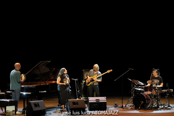 Xan Campos : Amorodios (XII JazzEñe 2026. Teatro Victoria Eugenia, Donostia - San Sebastián. 2026-07-22) Por José Luis Luna Rocafort [INSTANTZZ AKA Galería fotográfica AKA Fotoblog de jazz, impro… y algo más] - Tomajazz - Xan Campos: Amorodios actuó en el XII JazzEñe 2026 en el Teatro Victoria Eugenia, de San Sebastián el 22 de julio de 2026. José Luis Luna Rocafort lo retrata en INSTANTZZ. Actuaron Xan Campos, Faia Díaz, Feliz Barth, Iago Fernández