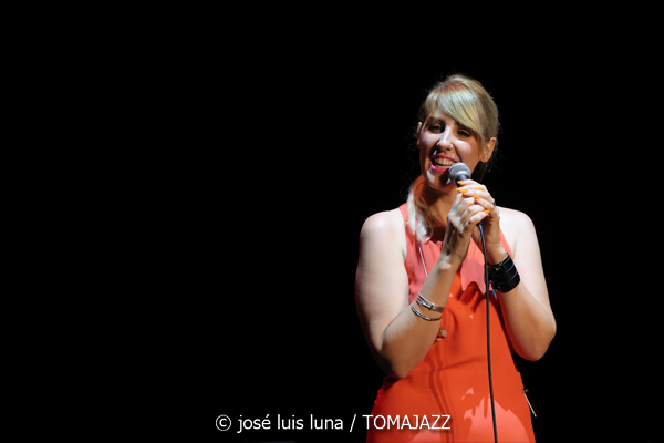 Noa Lur: Multipolar (XII JazzEñe 2026. Teatro Victoria Eugenia, Donostia - San Sebastián. 2026-07-23) Por José Luis Luna Rocafort [INSTANTZZ AKA Galería fotográfica AKA Fotoblog de jazz, impro… y algo más] - Tomajazz - Noa Lur: Multipolar actuó en el XII JazzEñe 2026 en el Teatro Victoria Eugenia de Donosti. José Luis Luna Rocafort lo retrata en INSTANTZZ. Con Noa Lur, Tony Pereyra, David Sancho, Ander García, David Fernández