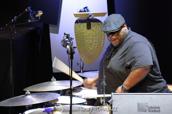 Kris Davis Trio (49 Festival de Jazz de Vitoria-Gasteiz 2026. 2026-07-16) Por José Luis Luna Rocafort [INSTANTZZ AKA Galería fotográfica AKA Fotoblog de jazz, impro… y algo más] - Tomajazz - Kris Davis Trio actuó en el 49 Festival de Jazz de Vitoria-Gasteiz 2026. José Luis Luna Rocafort lo retrata en [INSTANTZZ. Con Kris Davis, Robert Hurst, Johnathan Blake