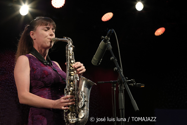 Irene Reig Quartet (49 Festival de Jazz de Vitoria-Gasteiz 2026. 2026-07-16) Por José Luis Luna Rocafort [INSTANTZZ AKA Galería fotográfica AKA Fotoblog de jazz, impro… y algo más] - Tomajazz - Irene Reig Quartet actuó en el 49 Festival de Jazz de Vitoria-Gasteiz 2026. José Luis Luna Rocafort INSTANTZZ retrata el concierto. Con Irene Reig, Xavi Torres, Pau Sala, Andreu Pitarch