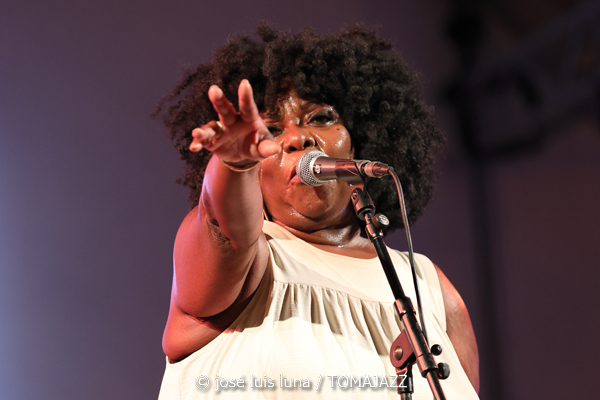 Michelle David & The Tru-tones (49 Festival de Jazz de Vitoria-Gasteiz 2026. 2026-07-11) Por José Luis Luna Rocafort [INSTANTZZ AKA Galería fotográfica AKA Fotoblog de jazz, impro… y algo más] - Tomajazz - Michelle David & The Tru-tones actuaron en el 49 Festival de Jazz de Vitoria-Gasteiz 2026. José Luis Luna Rocafort lo retrata en INSTANTZZ.